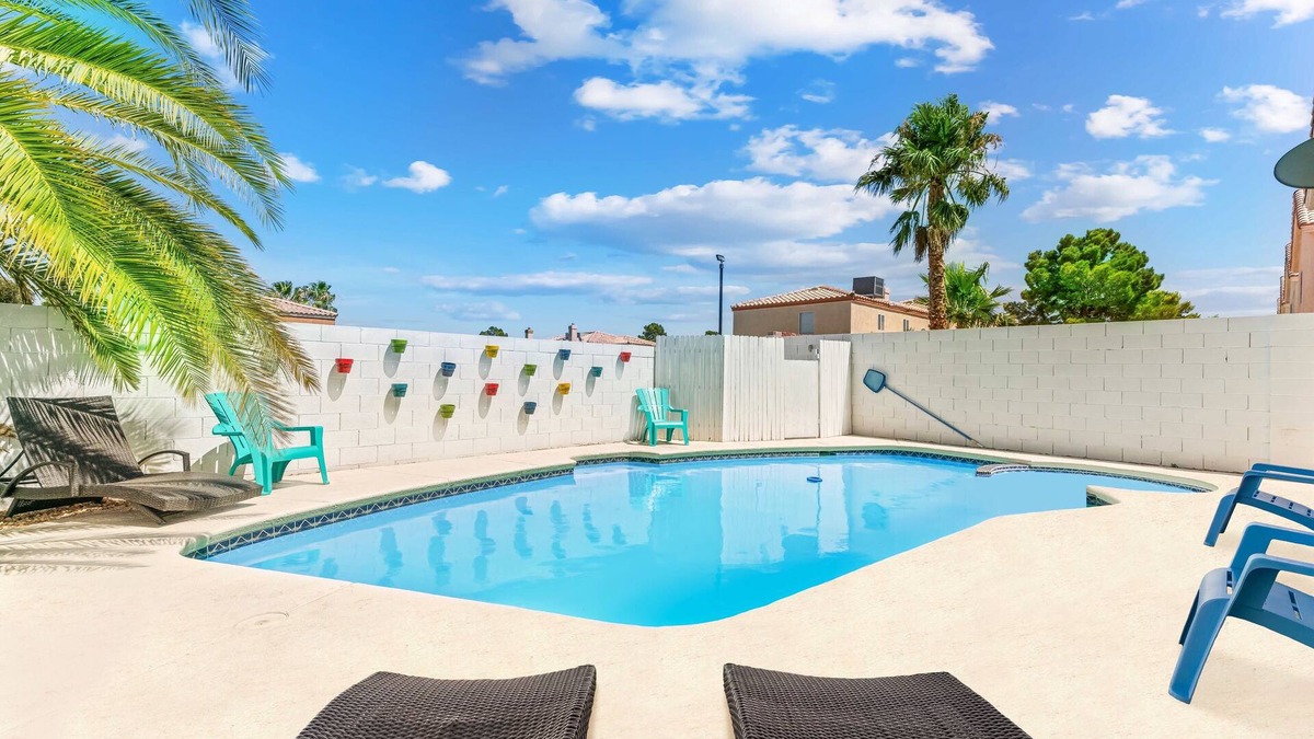 Las Vegas House | STUNNING 5 BDR, POOL W/HEATER, BBQ, WIFI & MORE