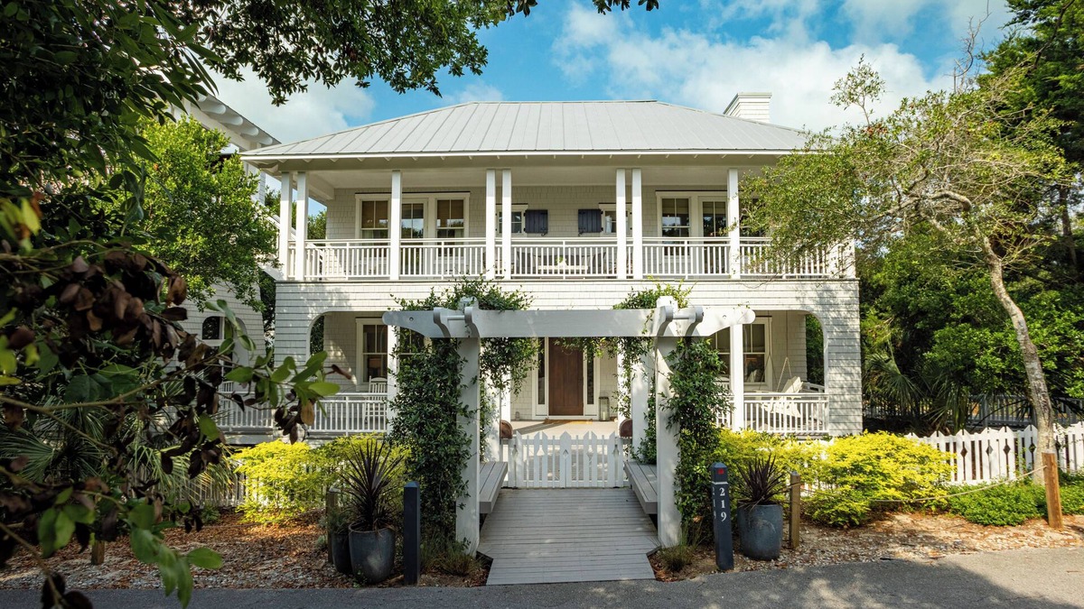 Cape Fear Station House | Stunning 5BR 4.5 BA Home Steps to E Beach BHI and Shoals Clubs Pet Friendly