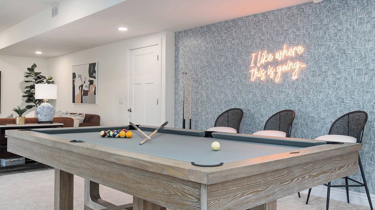 Jefferson House | Stunning 5BR Villa, Large Hot Tub & Scenic Yard!