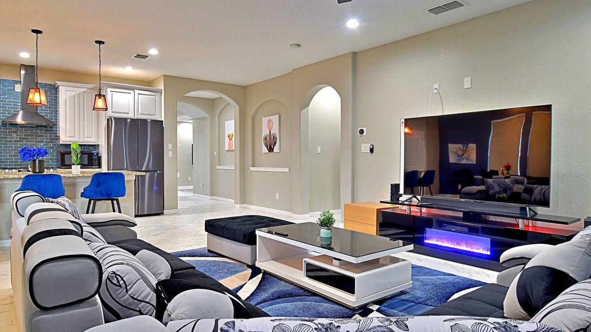 Southside House | Stunning 6 Bedroom Near Downtown with Tons of Games, Pickleball, Sleeps 19