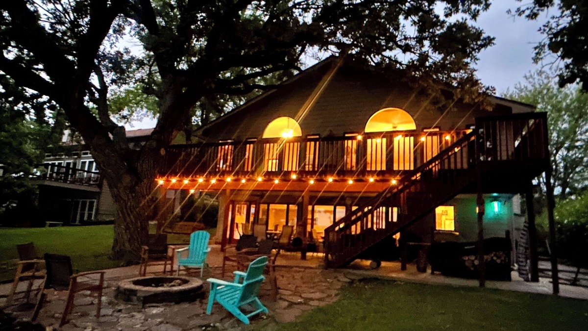 Alma House | Stunning 6Bedroom Lakefront Lodge on Beautiful Lake Wabaunsee-WiFi,Blackstone,AC