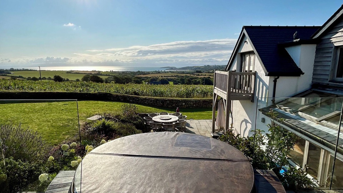 Llanengan House | Stunning 8 Bedroom Home w/Hot Tub and Coastal Views!