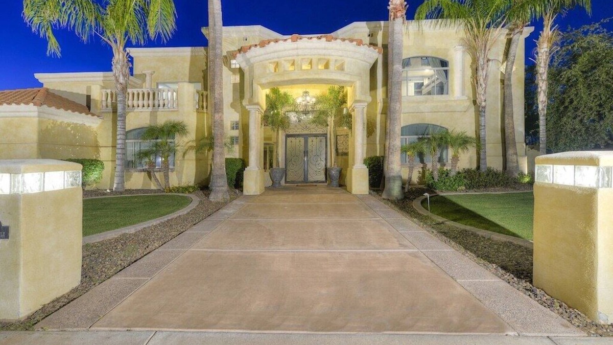 Chandler House | STUNNING 8 Bedroom Mansion on Golf Course! Heated Pool/Spa! Theater Room!