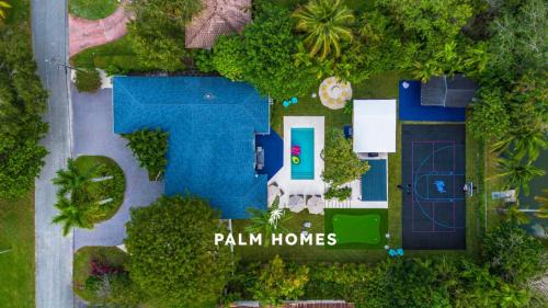 Golden Glades Villa | Stunning 8 bedroom Villa with Pool Basketball Pickleball BBQ Mini-golf and more