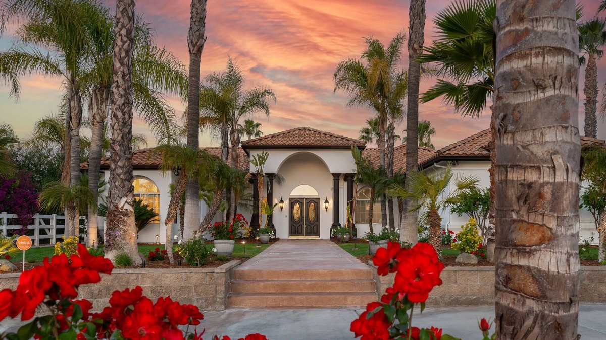 Temecula House | STUNNING 9/Acre Vineyard 1 Min from Wineries - Pool/Hot Tub and Private Cellar