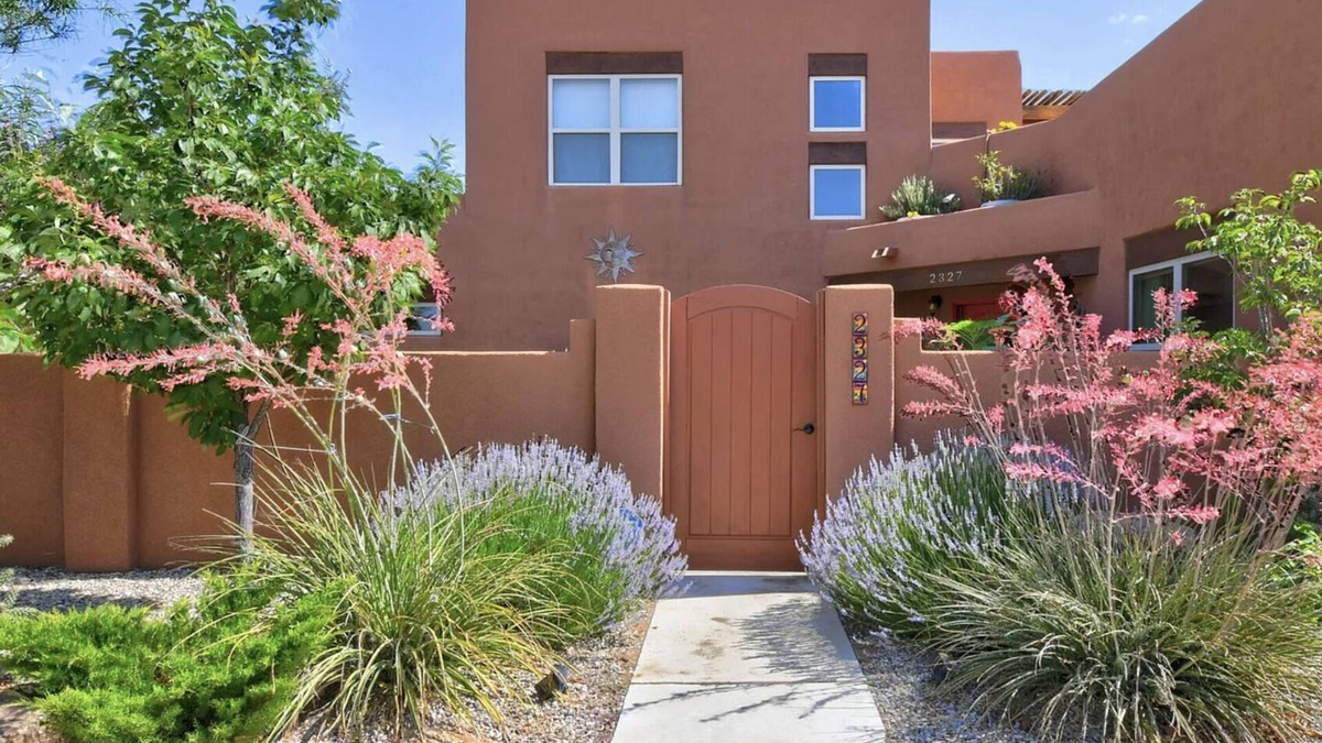 Mesa Del Sol Innovation Park House | Stunning Albuquerque Adobe house mins from NETFLIX studio