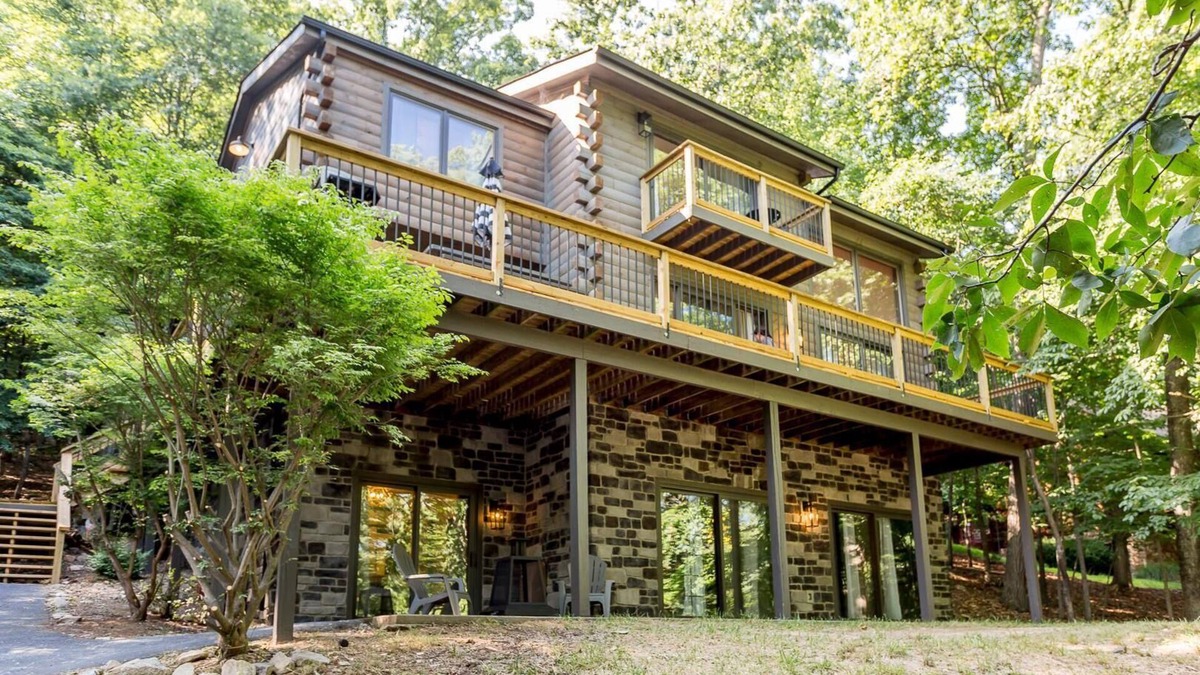 Massanutten House | Stunning and Expansive 15 bedrooms Situated Close to Ski Slopes
