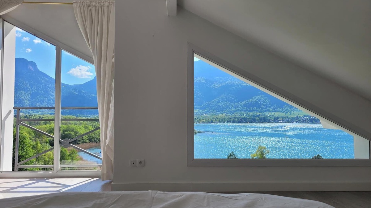 Verthier House | Stunning Annecy Lake & mountain views 3min walk to secluded beach and cyclepiste