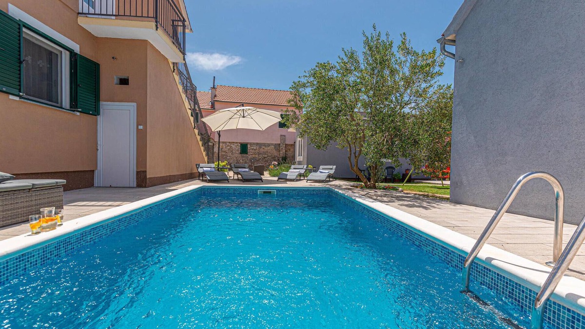 Drnis Apartment | Stunning apartment in Karalic with WiFi