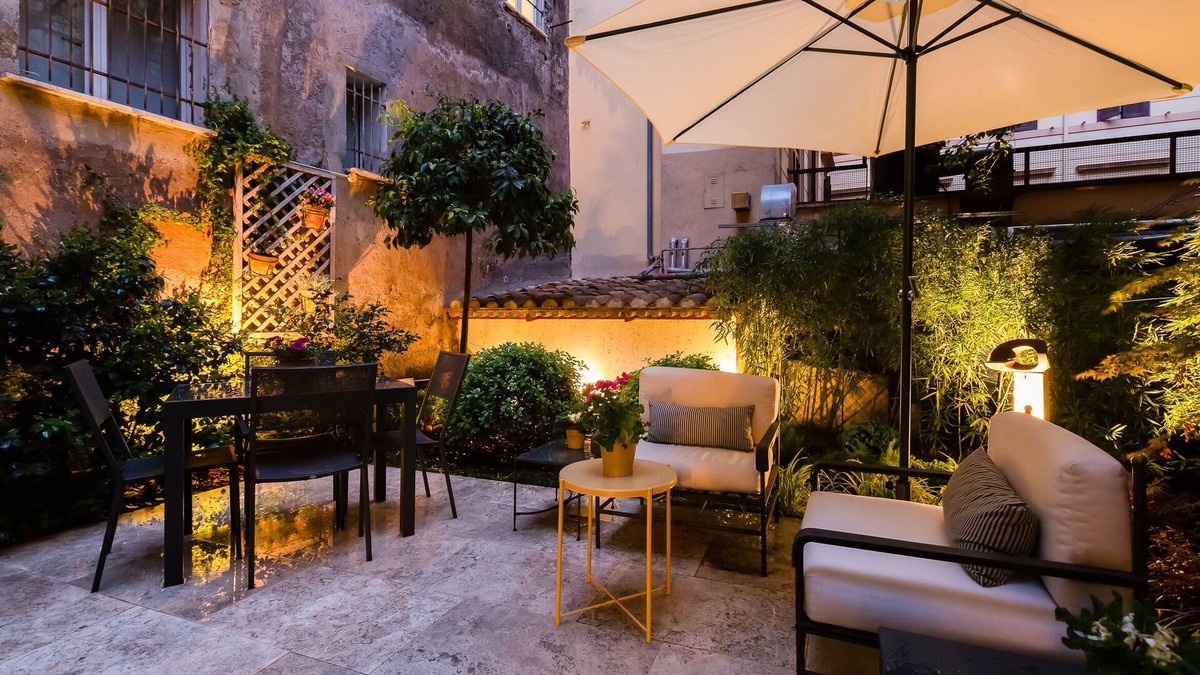 Rione III Colonna Apartment | Stunning Apartment With Private Garden
