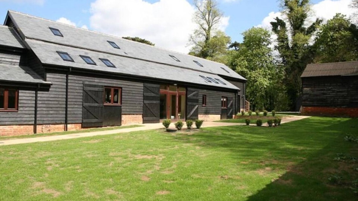 Sutton House | Stunning barn conversion sleeping 10 - Pet friendly!