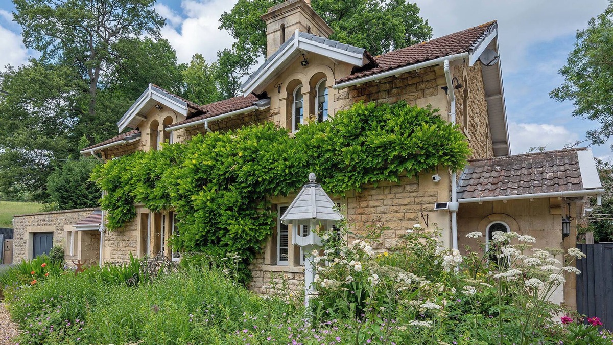 Bathford House | Stunning Bath Property, Perfect For Families, Parties, 3 Hot Tubs!