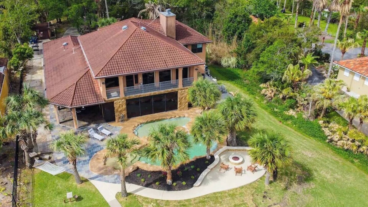 Clear Lake Shores House | Stunning Bayfront Estate w/Heated Pools, Private Pier & Walk to Kemah Boardwalk