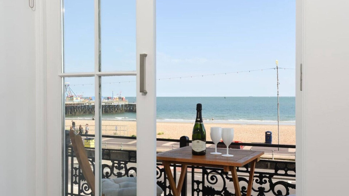 Southsea Apartment | Stunning beach front luxury apt w/balcony Sleeps 6