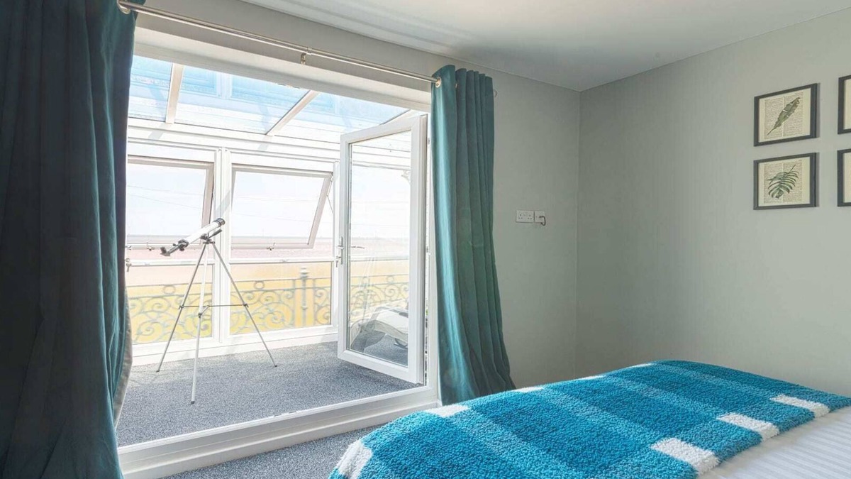 Caister-on-Sea House | Stunning Beach House - On the Beach - Pets OK