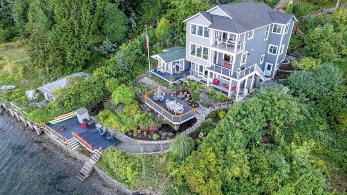 Manchester House | Stunning beachfront getaway!