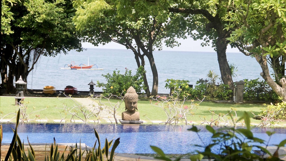 Pemuteran Villa | Stunning beachfront villa with pool, lush gardens, staff, and top activities!