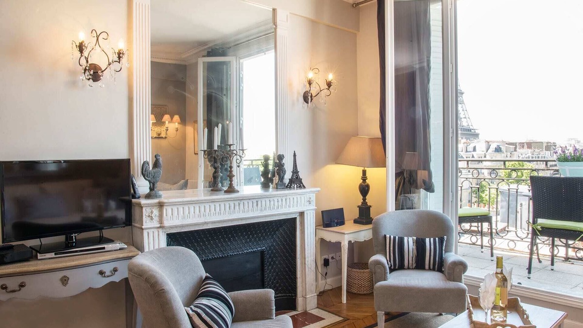Quartier du Gros-Caillou Apartment | Stunning & Bright, Sleeps 6, w/Big Balcony and Amazing Paris Views