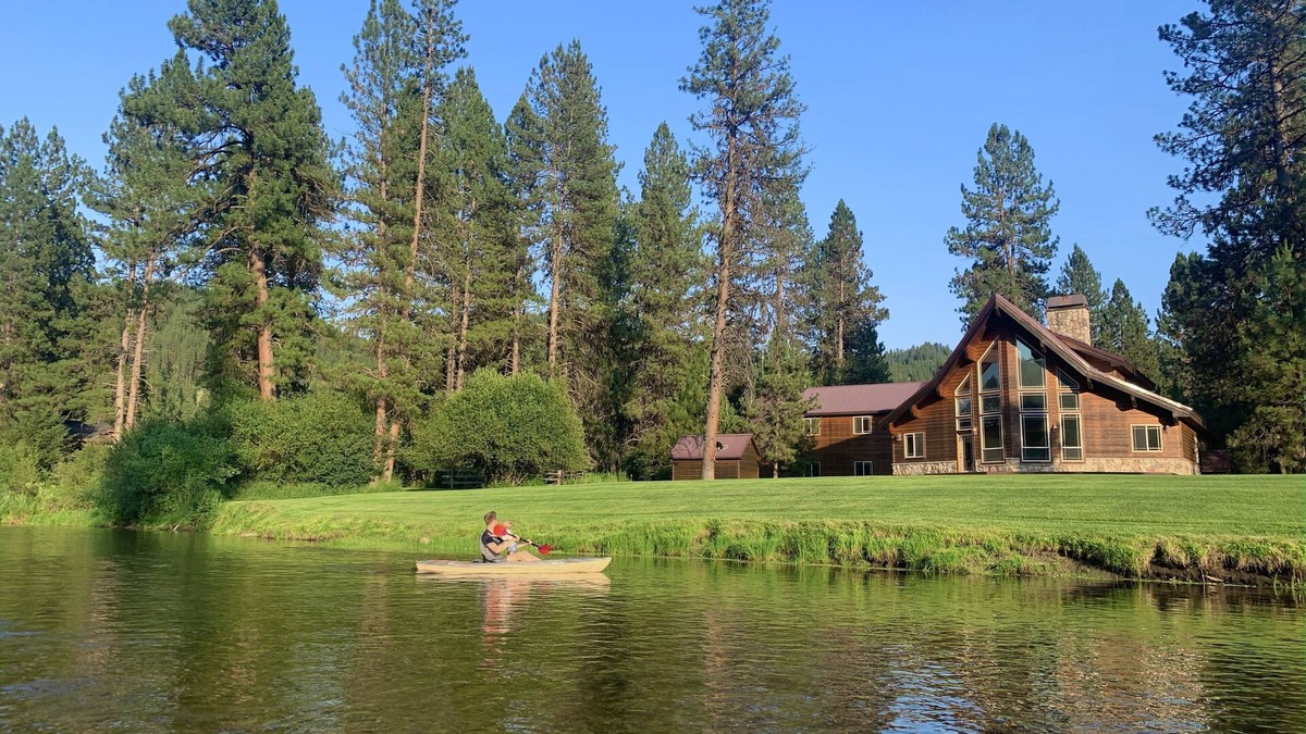 Garden Valley Cabin | Stunning Cabin with Clubhouse on River! Wooded Retreat with Kayaks! Pickleball!