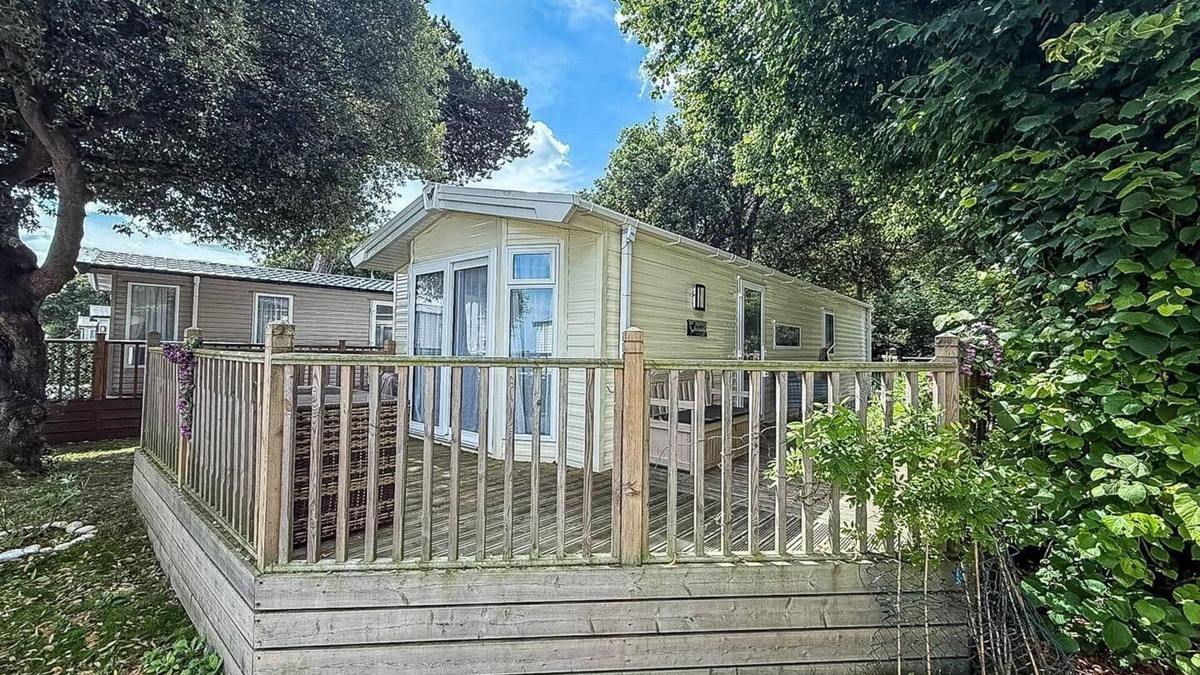 Corton House | Stunning caravan with decking at Azure Seas in Suffolk ref 32055AZ
