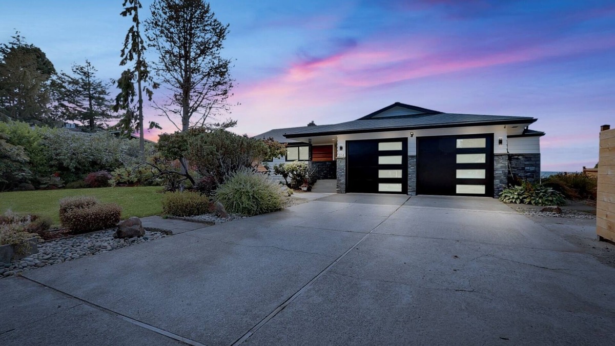 Northeast Tacoma House | Stunning Centrally Located Home with Panoramic View In Quiet Cul-De-Sac