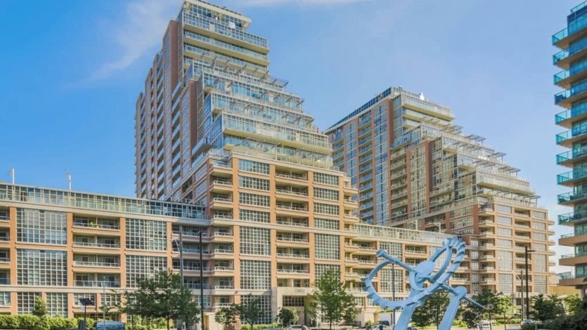 King West Village Condo | Stunning Chic Condo with Pool + Gym + Free Parking