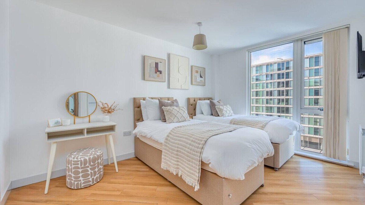 Central Milton Keynes Apartment | Stunning City Centre Apartment Balcony Free Parking Fast Wifi