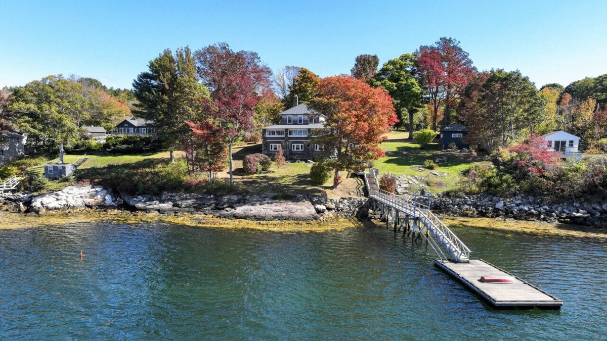 East Boothbay House | Stunning Cliffs Retreat: Ocean Views, Luxury, and Tranquility Await!