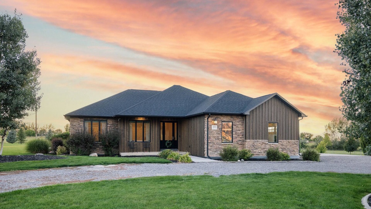 Montrose House | Stunning Colorado Casa w/Hot Tub, 25 min to BLK CNYN