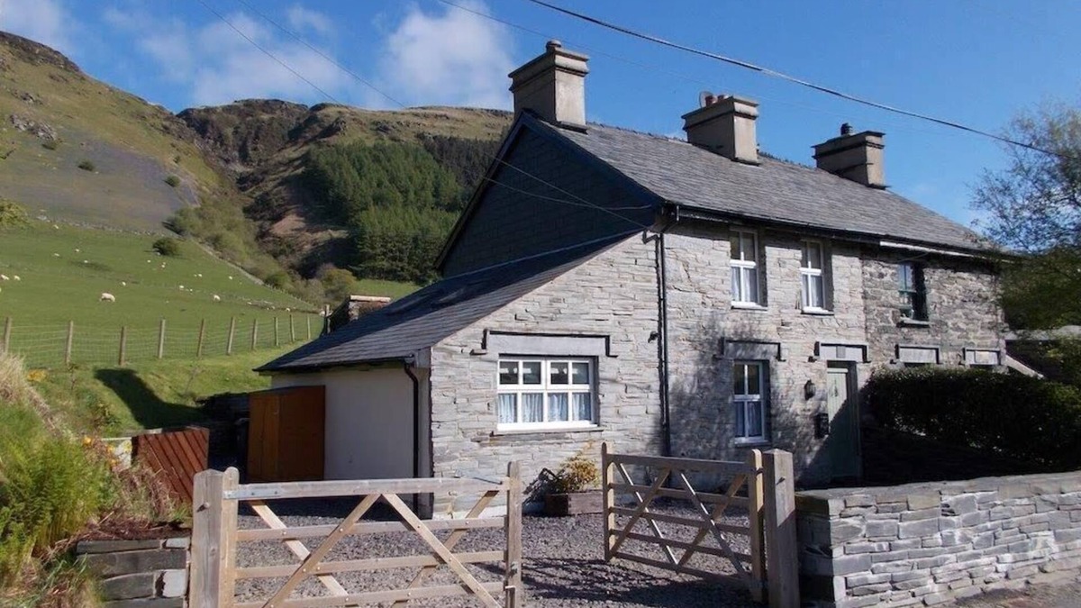 Manod House | Stunning cosy, pet friendly & peaceful 3 bedroom, 2 bathroom cottage, fast WiFi