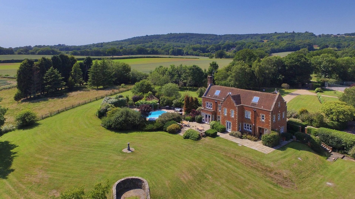 Dorking House | Stunning Country Estate & Pool 45 mins by train from London in 10 acres