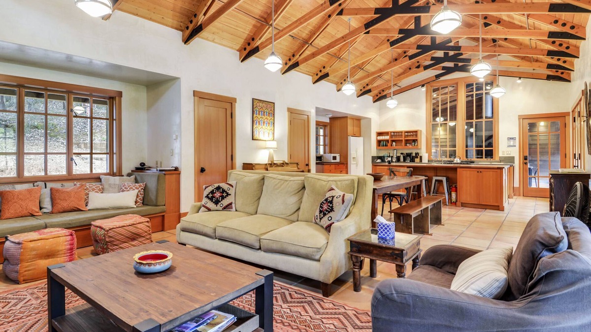 Hacienda House | Stunning Country Retreat, Pool, Hottub, Views, 92 Acres