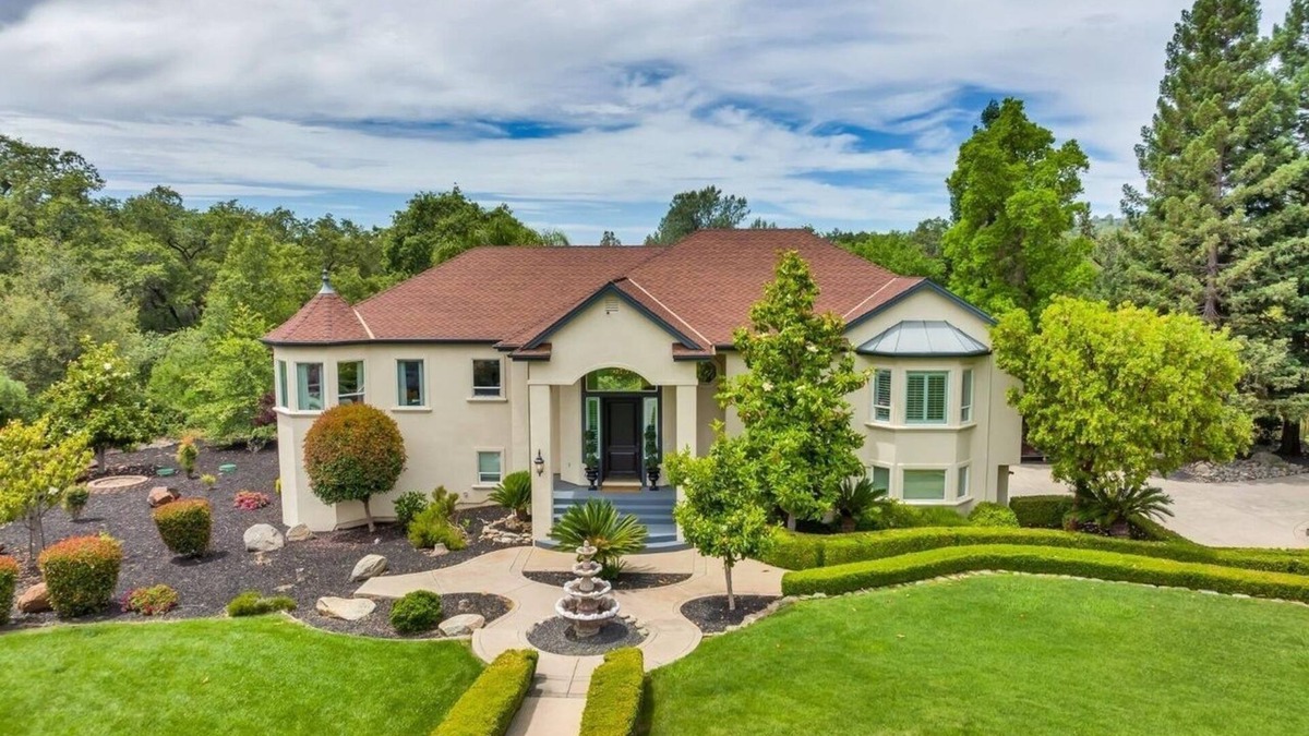 Newcastle House | Stunning Country Retreat with Pool, Hot Tub, Pond & Theatre Room!