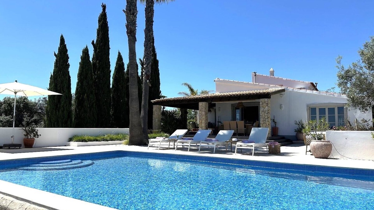 Charneca Villa | Stunning countryside 4 bed, 4 bath villa with heatable pool. Amazing views.