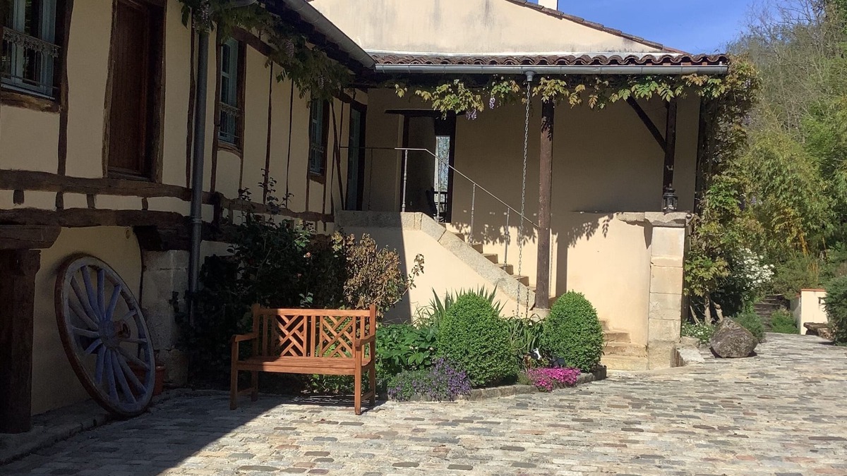 Castres House | Stunning Courtyard Gite in renovated Bastide (c1684)