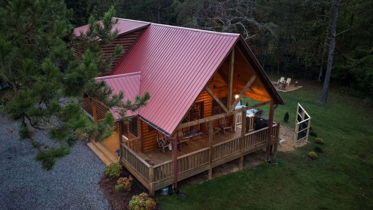 Murphy Cabin | Stunning Craftsman chalet close to Murphy. Hot Tub, Fire Pit, Dog Friendly