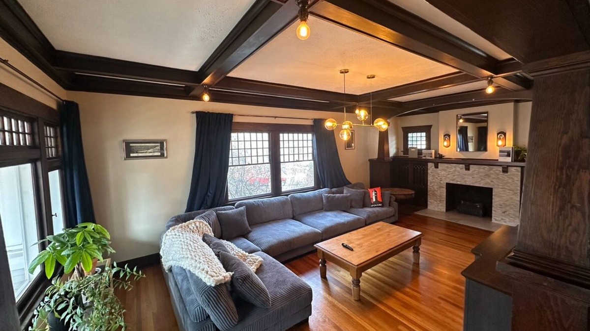 Manito House | Stunning craftsman with Pizza Oven, Hot tub, EV charging, Gym and Game Room