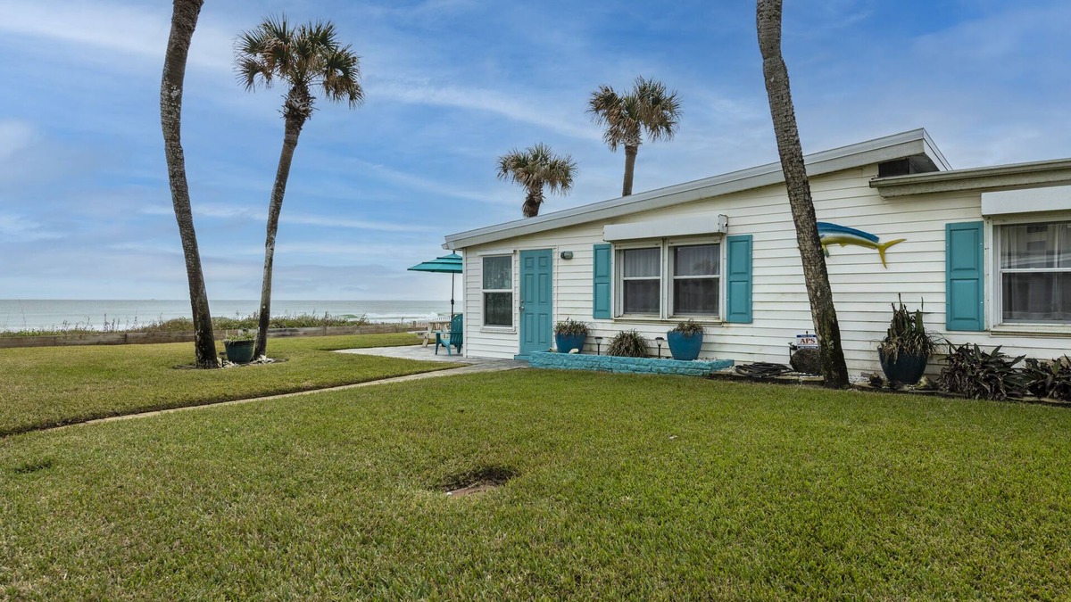 O'byrne House | Stunning Direct Oceanfront Home; Frontyard Beach; Great for a Couple or Families