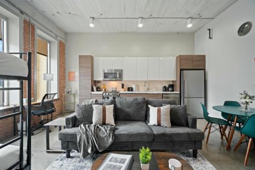 Downtown Dallas Apartment | Stunning Downtown Apartment with Pool, Laundry, Parking