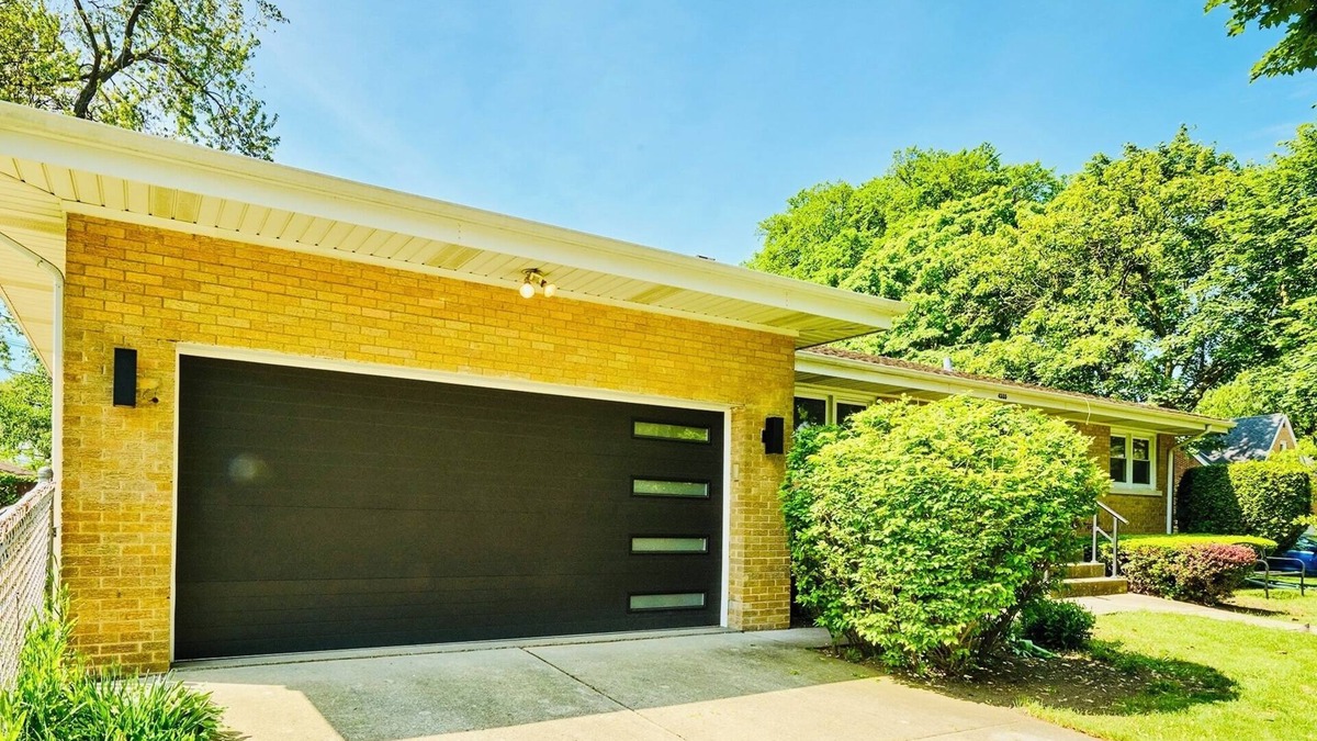 Skokie House | Stunning downtown Skokie mid-century modernnLuxury three bedroom ranch home