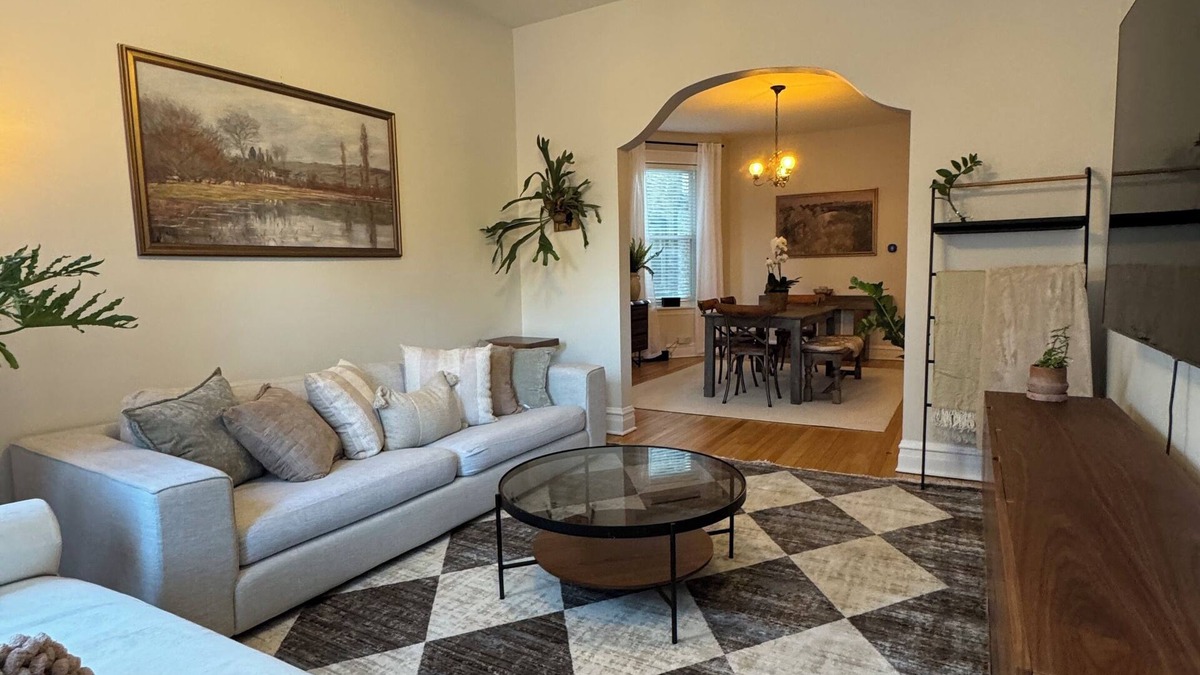 Avondale Apartment | Stunning Duplex Retreat 3BR 2BR, Minutes from Downtown Chicago!