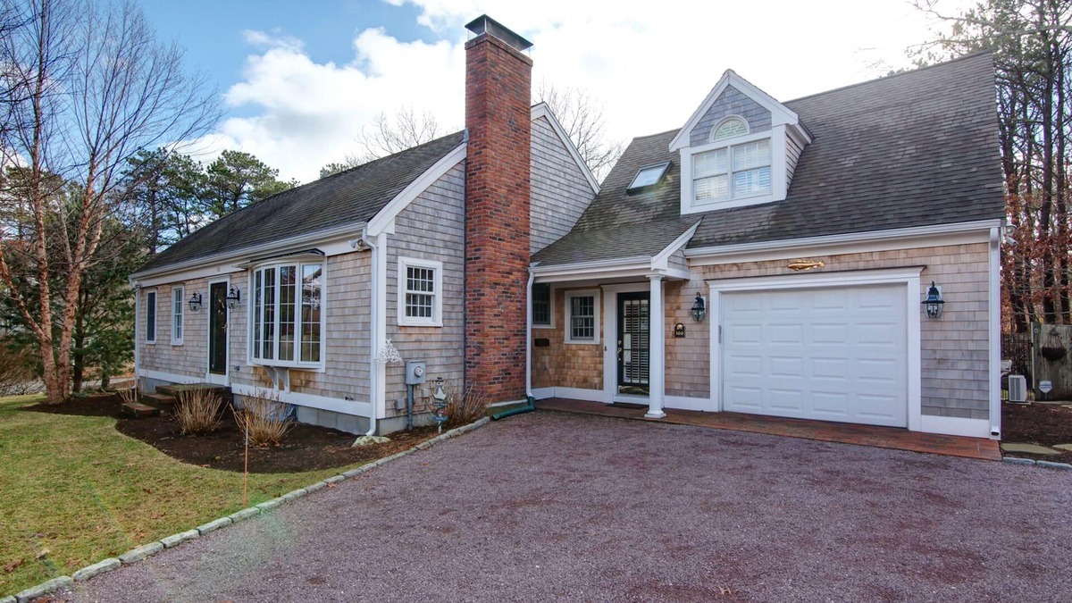 East Falmouth House | Stunning Falmouth Cape House close to Beaches, Golf, Restaurants and Shops.