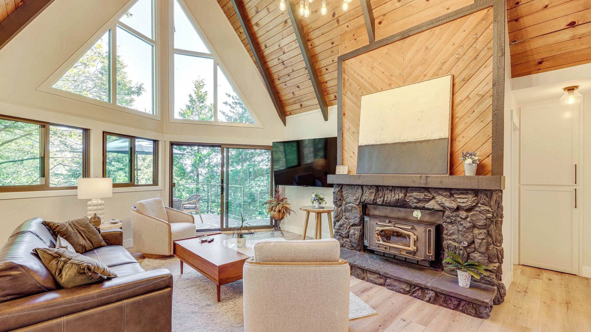 Blue Jay Cabin | Stunning Forest Views: Luxury Lake Arrowhead Cabin