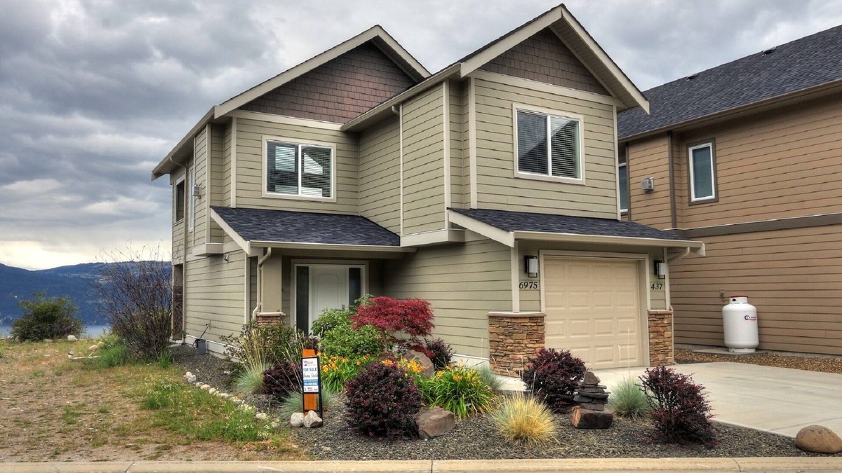 Central Okanagan Cottage | Stunning Full 3 Bedroom Cottage with Lakeview!