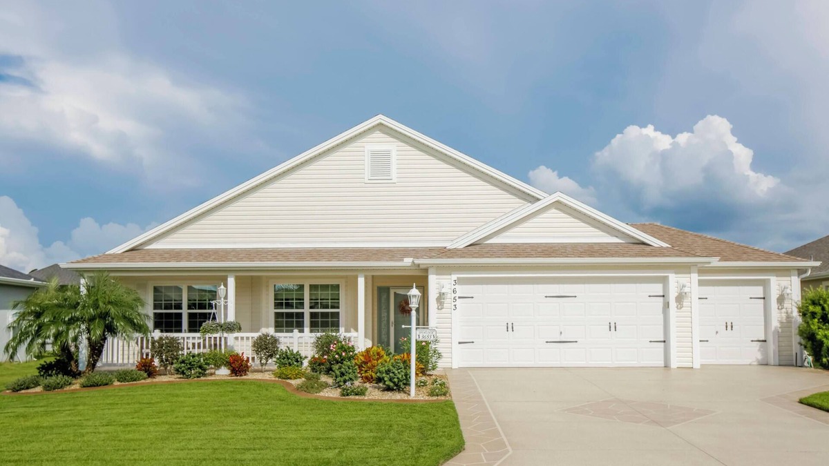 The Villages House | Stunning fully furnished 3 bedroom 2 bathroom home -practically brand new!
