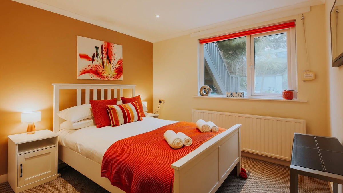 Newquay City Centre Apartment | Stunning Garden Apt, Newly Refurbished & Parking - 5 mins walk to the beach!