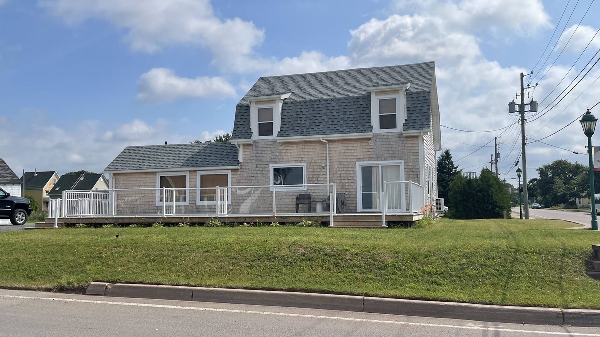 Georgetown House | Stunning Guesthouse in historic Georgetown w/hot tub!