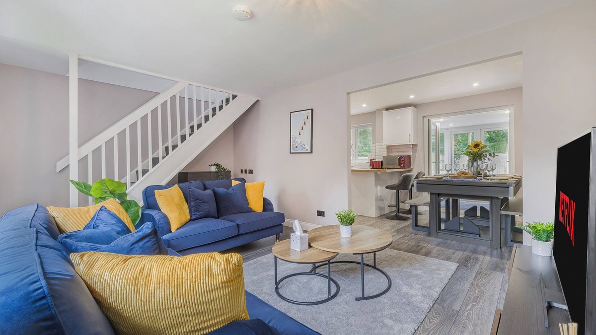 Knowle Sands House | Stunning Home Central MK, Pool Table, Free Parking, Smart Tvs Netflix & Disney+