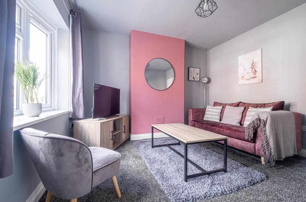 Birstall Apartment | Stunning Home Ideal for comfort by Our Home Short Stays Free parking fast Wi-Fi and plenty of shops and eating options close by