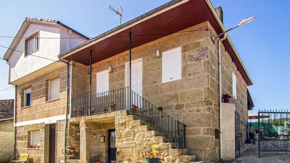 A Peroxa House | Stunning home in A Peroxa with WiFi